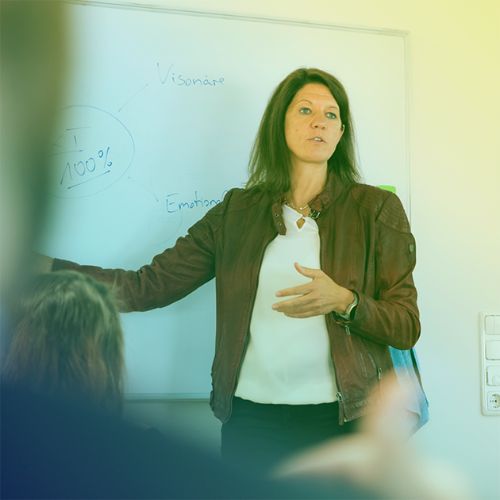 Kerstin Garben am Whiteboard-Data at Work-IT Dienstleister in Bad Muender