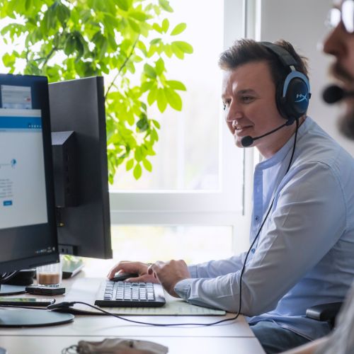 Mitarbeiter im Kundengespraech bei Data at Work-IT Dienstleister in Bad Muender